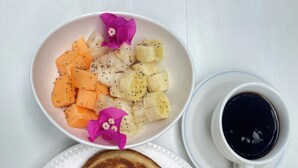 A breakfast plate with pancakes, fruit, and syrup, and a cup of coffee. - Hostal Eden Ometepe (Moyagalpa)