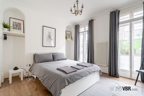 6 Schlafzimmer, Schreibtisch, Bügeleisen/Bügelbrett, Reisekinderbett