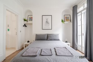 6 bedrooms, desk, iron/ironing board, travel cot
