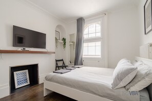 6 habitaciones, escritorio y tabla de planchar con plancha