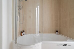 Umweltfreundliche Kosmetikartikel, Haartrockner, Handtücher, Seife