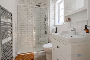Amenidades de baño ecológicas, secadora de cabello, toallas, jabón