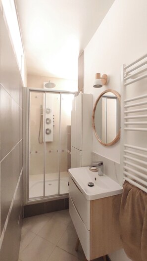 Shower, hair dryer, towels, soap - Cozy Apartment Paris 15 (Paris)