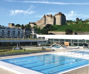Ein Schwimmbecken mit einer Burg im Hintergrund.