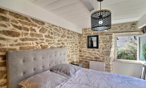 2 bedrooms, iron/ironing board, travel cot, free WiFi