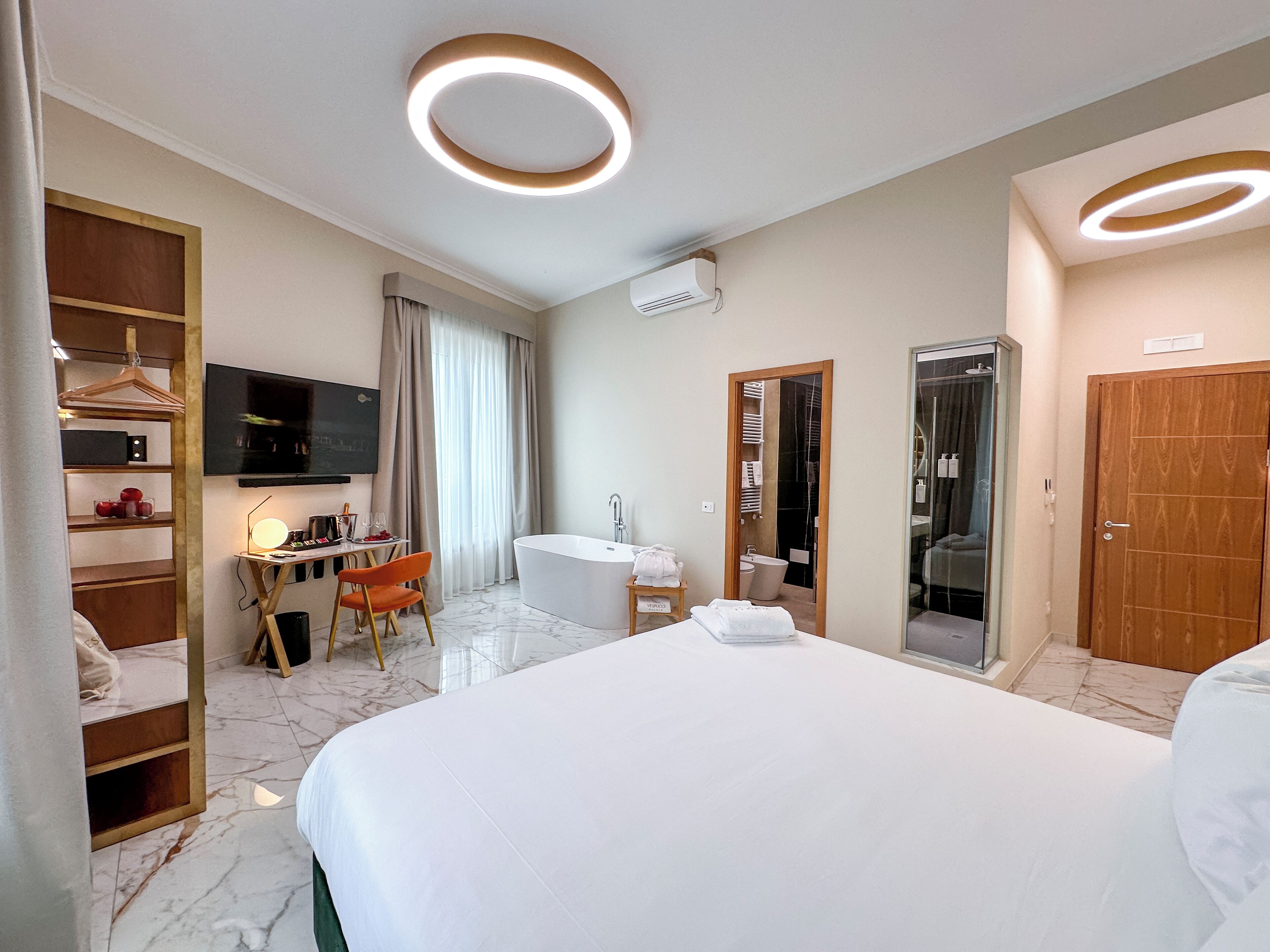 1 غرفة نوم وملاءات إيطالية من طراز فريتي وأغطية فراش متميزة