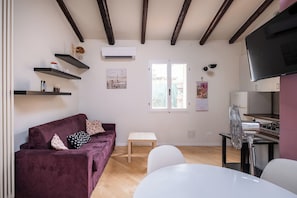 Apartment | Living area | 32-inch flat-screen TV with digital channels - La Mansarda del Pratello by Wonderful Italy (Bologna)