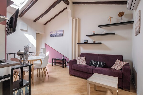 Apartment | Wohnbereich | 32-Zoll-Flachbildfernseher mit Digitalempfang