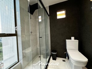 Executive Apartment | Bathroom | Shower, towels, soap, shampoo - Co-House (João Pessoa)