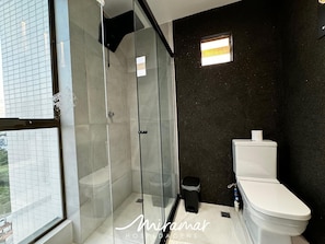 Executive Apartment | Bathroom | Shower, towels, soap, shampoo - Co-House (João Pessoa)