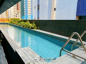Una piscina al aire libre