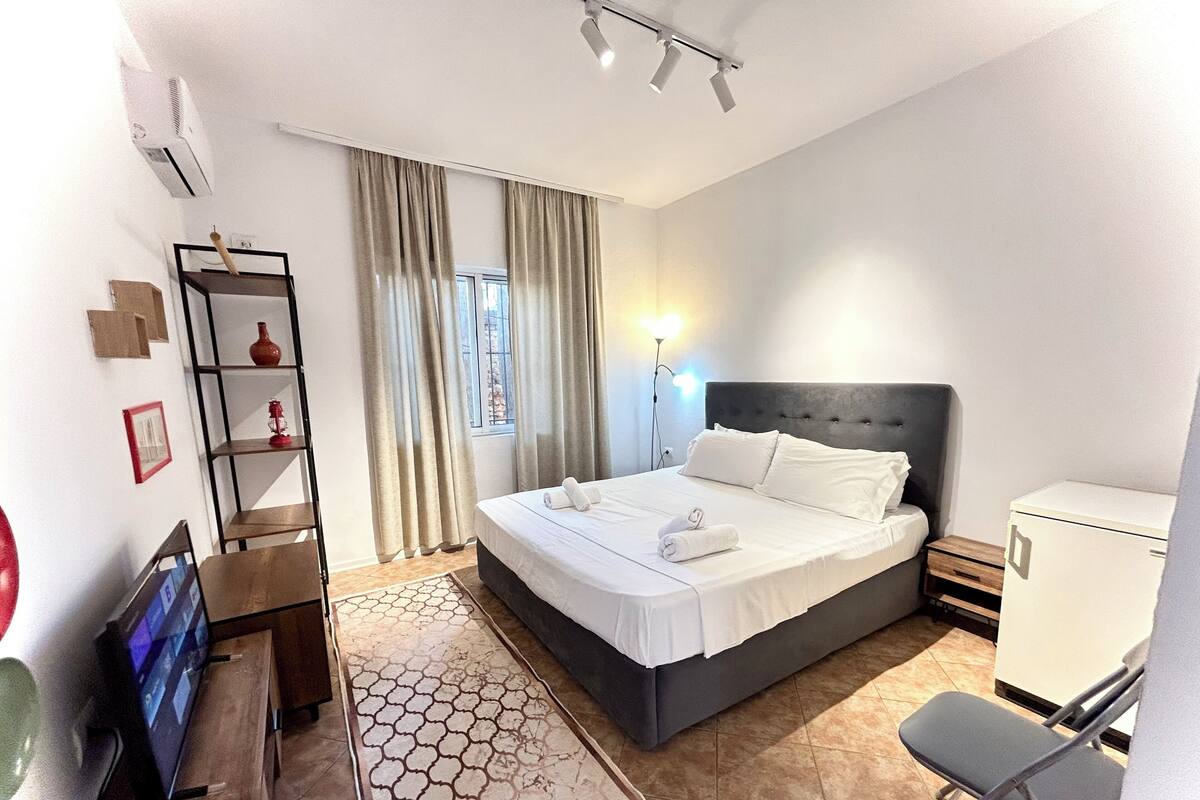 Habitación Confort doble, 1 cama de matrimonio | Ropa de cama hipoalergénica y wifi gratis