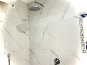 Chambre Standard double, 1 grand lit, non-fumeur, salle de bain privée | Salle de bain | Douche, douche cascade, articles de toilette (gratuits)