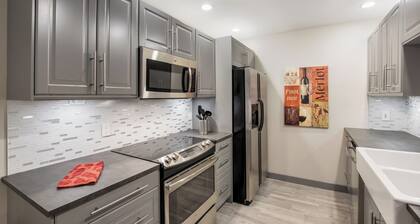 1BR 1BA Near Uptown and Medical Center