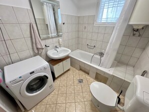 Haartrockner, Bidet, Handtücher, Seife