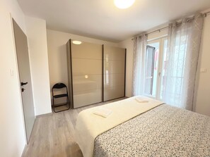 3 bedrooms, iron/ironing board, WiFi, bed sheets