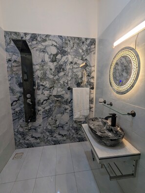 Asciugacapelli, asciugamani, sapone, shampoo