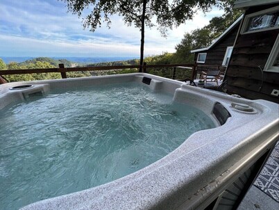 100 Mile Views & Hot Tub in BR!