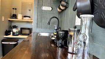KylskÄp, mikrovÄgsugn, kaffe- och tebryggare och brödrost