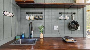 Refrigerador, microondas, cafetera/tetera, tostadora