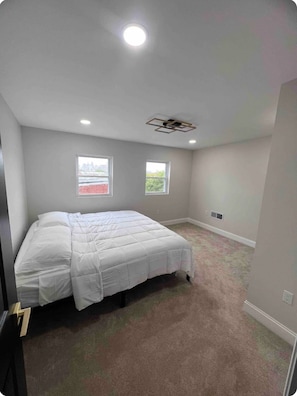 4 bedrooms, iron/ironing board, WiFi, bed sheets