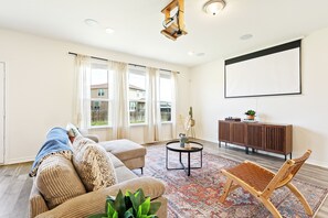 Living area - Getaway Home-Theater/4 Bdrs/2.5 Baths + Wi-Fi/ fully stocked (San Antonio)