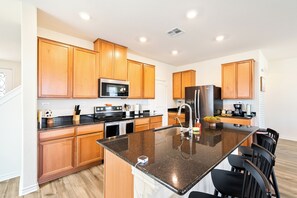 Private kitchen - Getaway Home-Theater/4 Bdrs/2.5 Baths + Wi-Fi/ fully stocked (San Antonio)