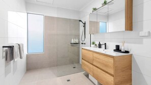 Douche, sèche-cheveux, serviettes fournies, savon