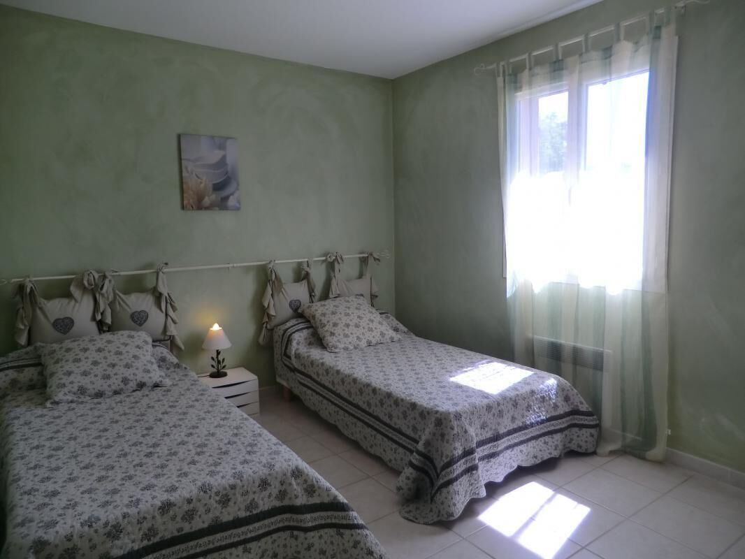 3 chambres, fer et planche à repasser, lit parapluie