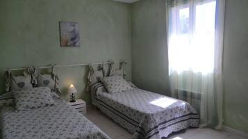 3 chambres, fer et planche à repasser, lit parapluie