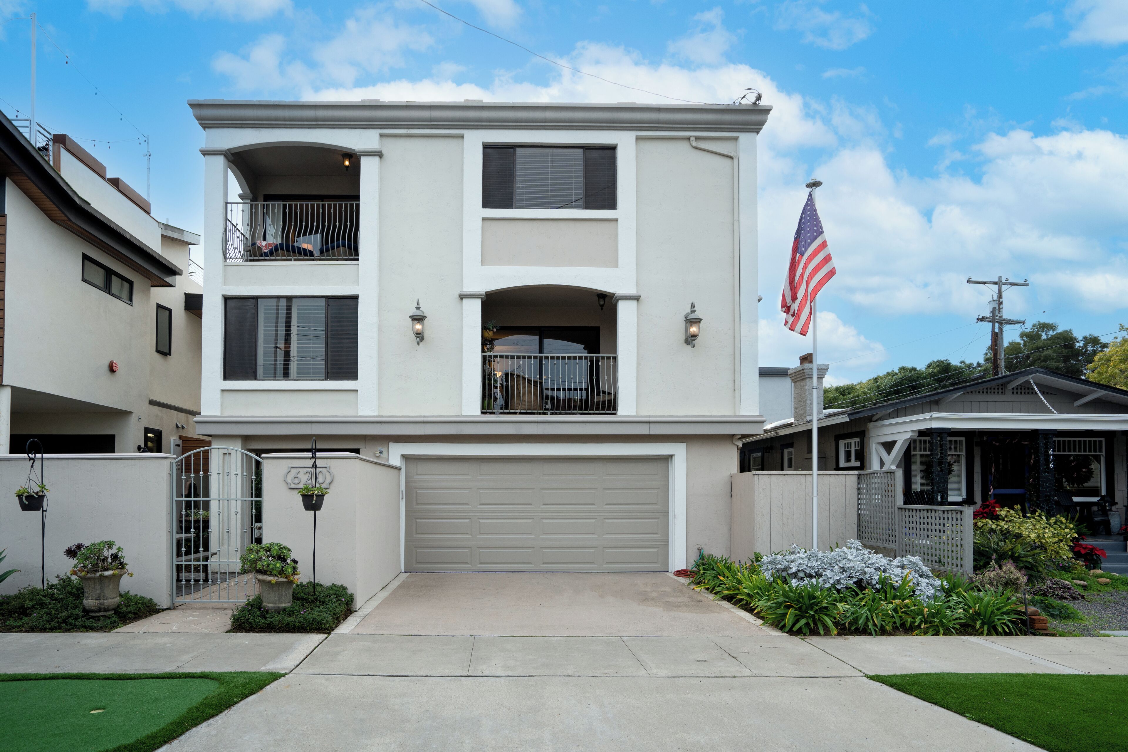 Walk to Beach and Town! Pet, Kid, Work Friendly!