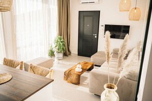 Suite familiar, vista al mar | Área de sala de estar | Televisión de pantalla plana, Netflix y servicios de streaming 