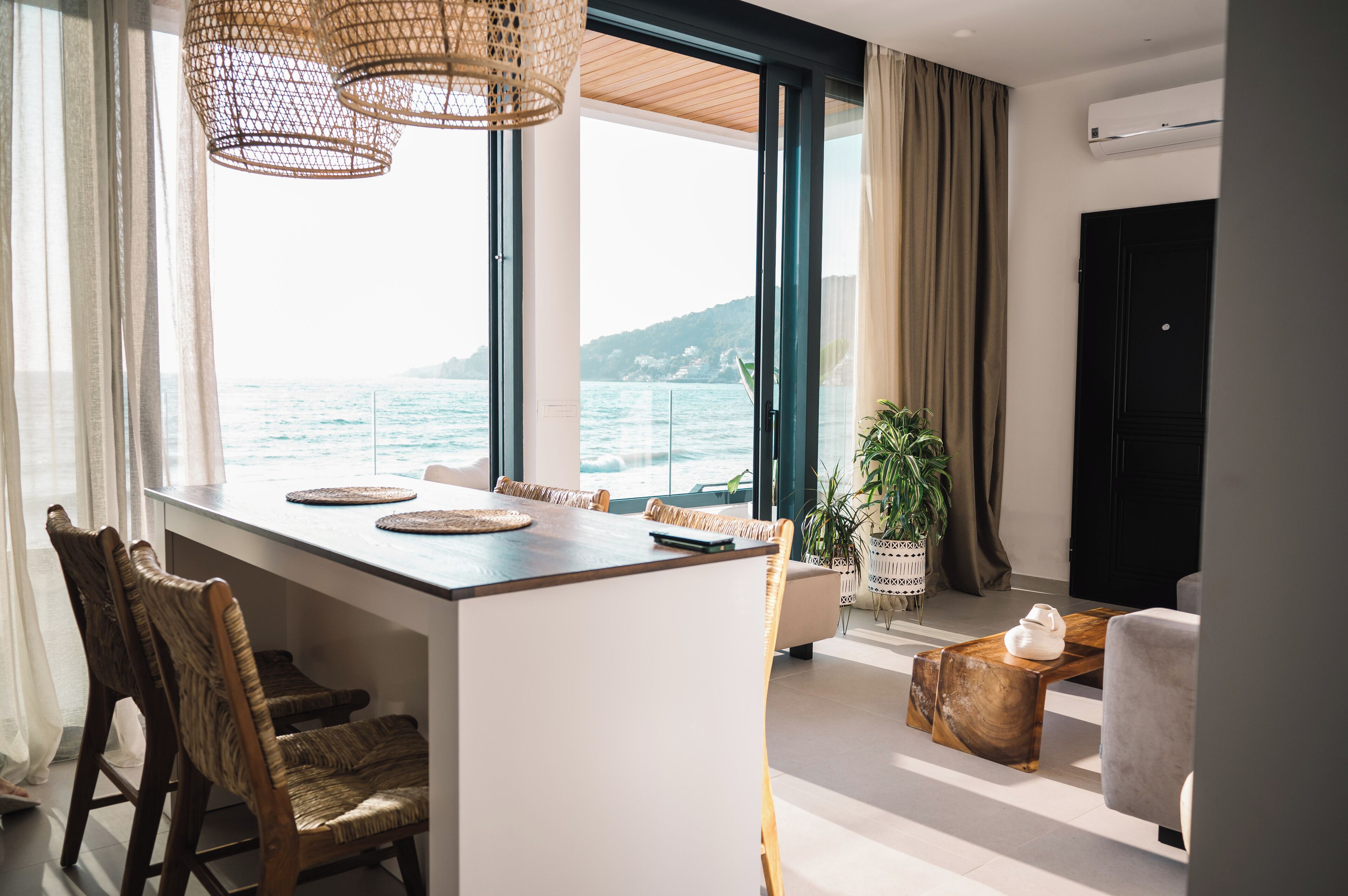 Suite familiare, vista mare | Area soggiorno | TV a schermo piatto 42 pollici con canali digitali, Netflix