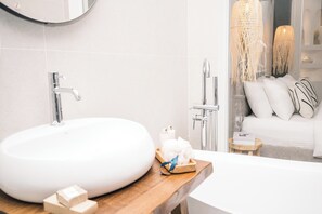 Estudio Deluxe, vista al mar | Baño | Secadora de cabello, pantuflas, toallas 