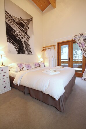 7 bedrooms, free WiFi, bed sheets - Comfy ski chalet in quiet picturesque valley short drive from ski lifts.  (Morzine)
