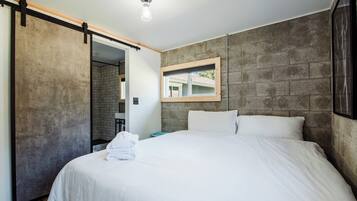 Signature Cottage, River View | 2 bedrooms, free WiFi, bed sheets
