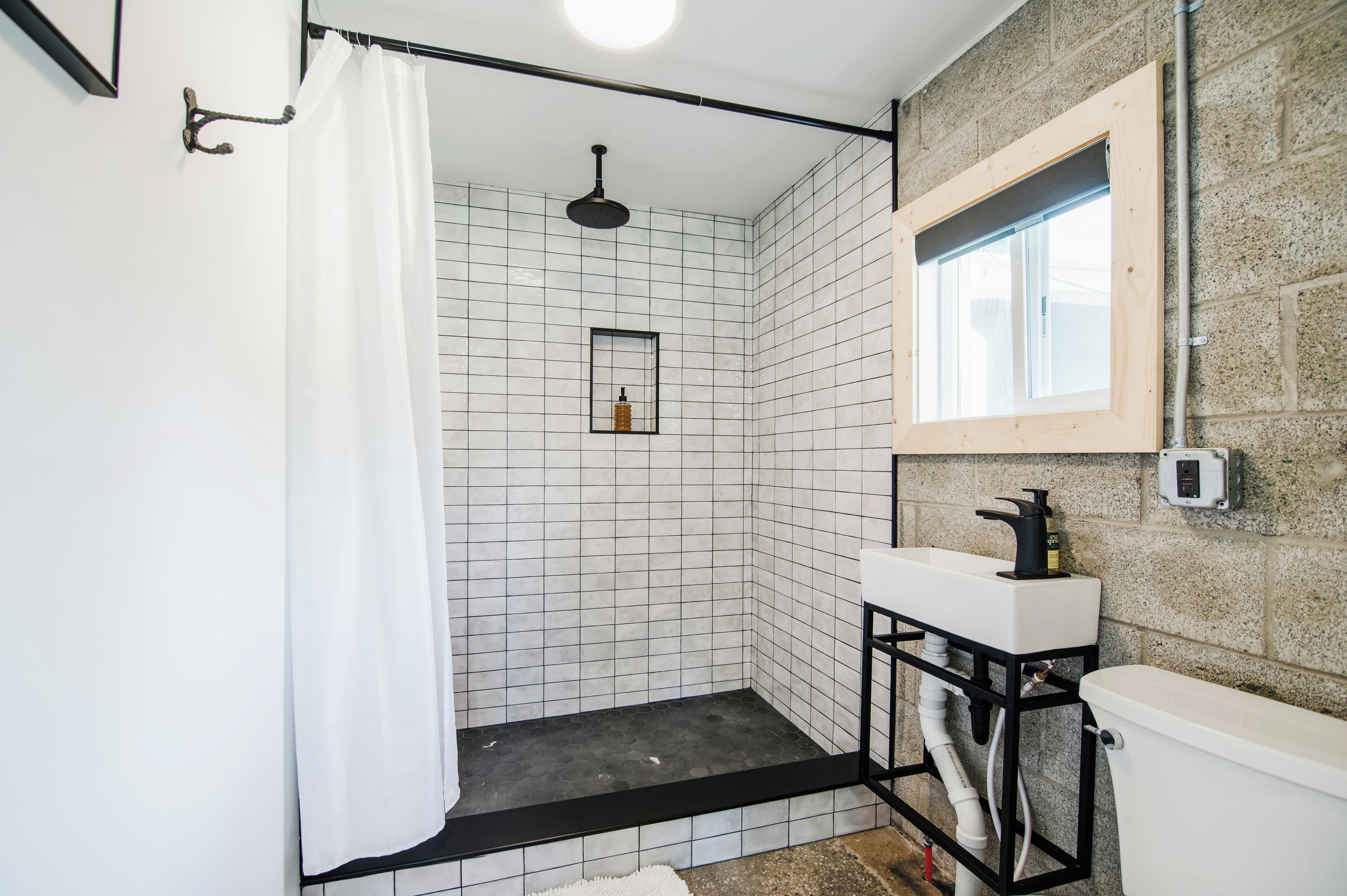 Signature Cottage, River View | Bathroom | Shower, towels