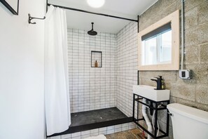 Chaumière Signature, vue sur le fleuve | Salle de bain | Douche, serviettes fournies