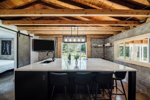 Signature Cottage, River View | Private kitchen