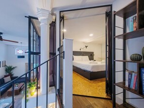 3 bedrooms, iron/ironing board, travel cot, free WiFi - The Chancel · Stunning Historic Chancel Home Near DLR - Pass the Keys (London)