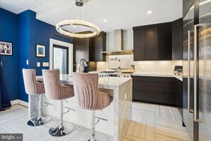 Fridge, microwave, oven, stovetop - Stunning Luxury Townhome in Old Town Alexandria – Walk to Shops, Dining & Metro! (Alexandria)