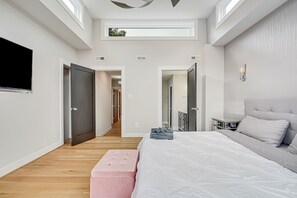 3 bedrooms, desk, iron/ironing board, free WiFi - Stunning Luxury Townhome in Old Town Alexandria – Walk to Shops, Dining & Metro! (Alexandria)