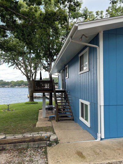 3 bd+den! Lakefront, family-friendly home with dock, in a prime location!!