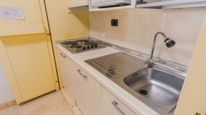 Kühlschrank, Mikrowelle, Herdplatte, Geschirrspüler