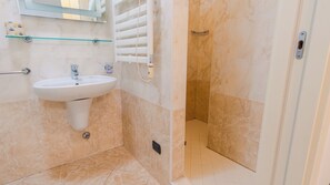 Shower, hair dryer, bidet, towels - 02 Relais du Lac Village (Desenzano del Garda)
