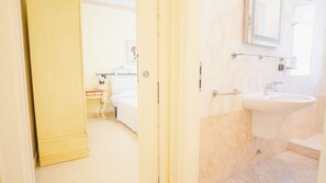 Douche, sĂšche-cheveux, bidet, serviettes fournies