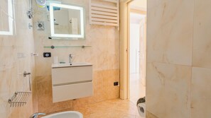Douche, séchoir à cheveux, bidet, serviettes fournies