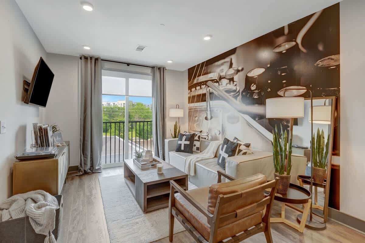 Una televisión, una oficina