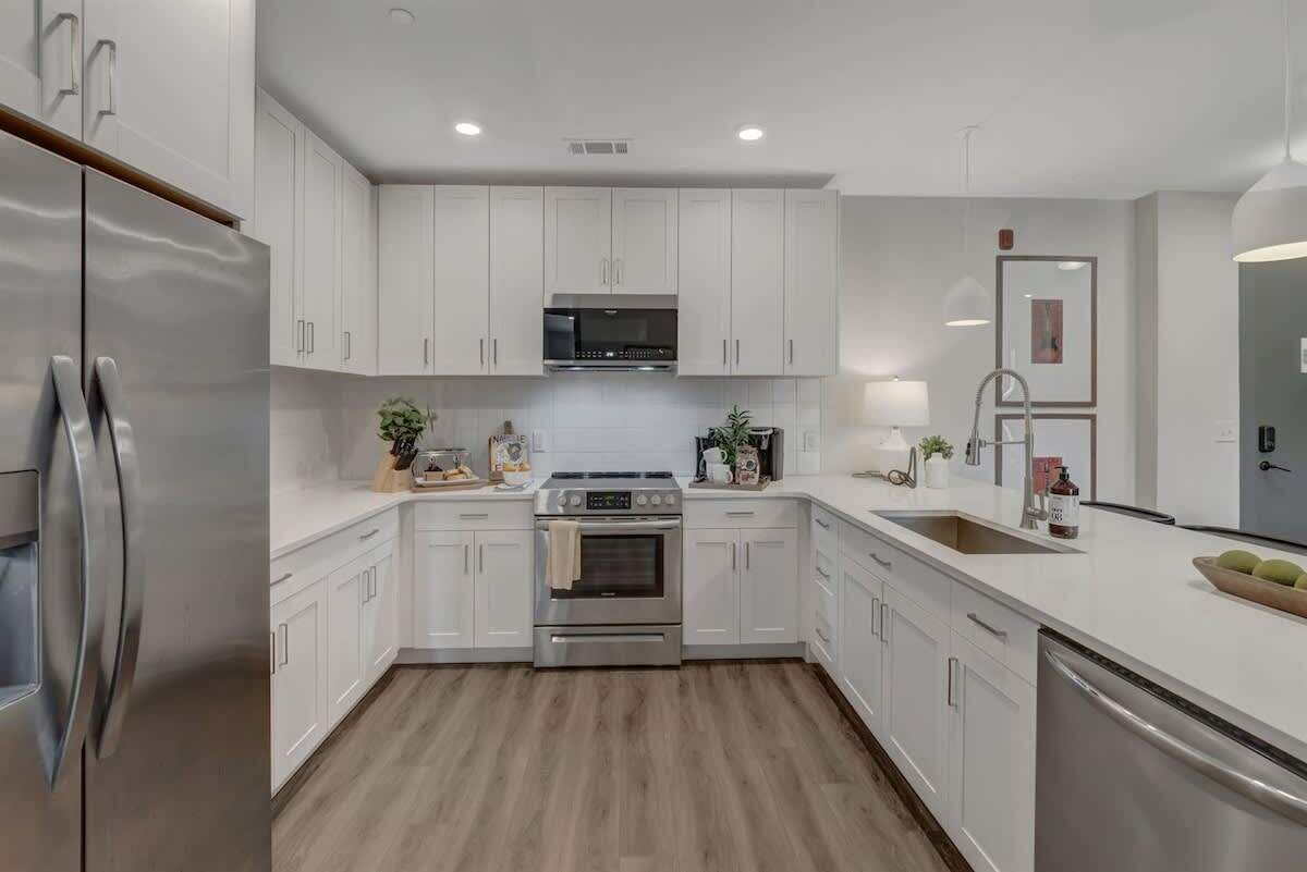 冷蔵庫、電子レンジ、オーブン、コンロ