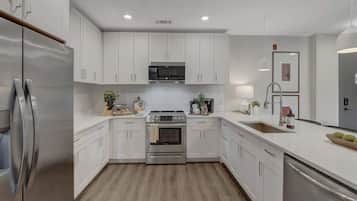 Geladeira, micro-ondas, fogão, cooktop